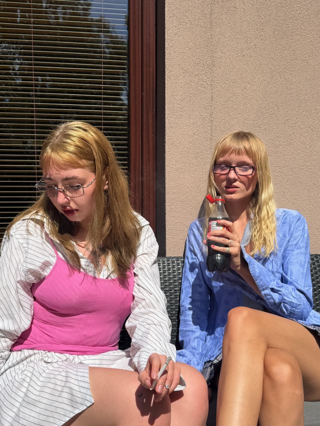 A summer afternoon, rings on both hands